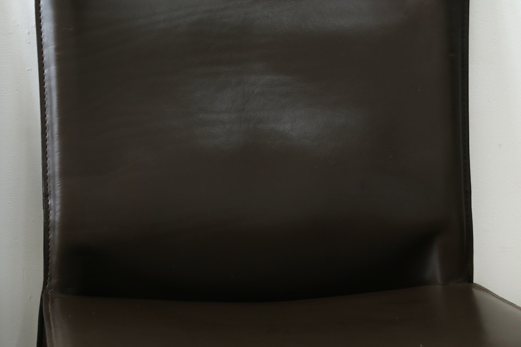 中古　Cassina(カッシーナ)　412　CAB　MARIO BELLINI(マリオベリーニ)　厚革製　背もたれのフィット感と抜群の座り心地が魅力!　シンプルモダンなアームレスチェア2脚　セット定価約52万8千円　(R-073994)