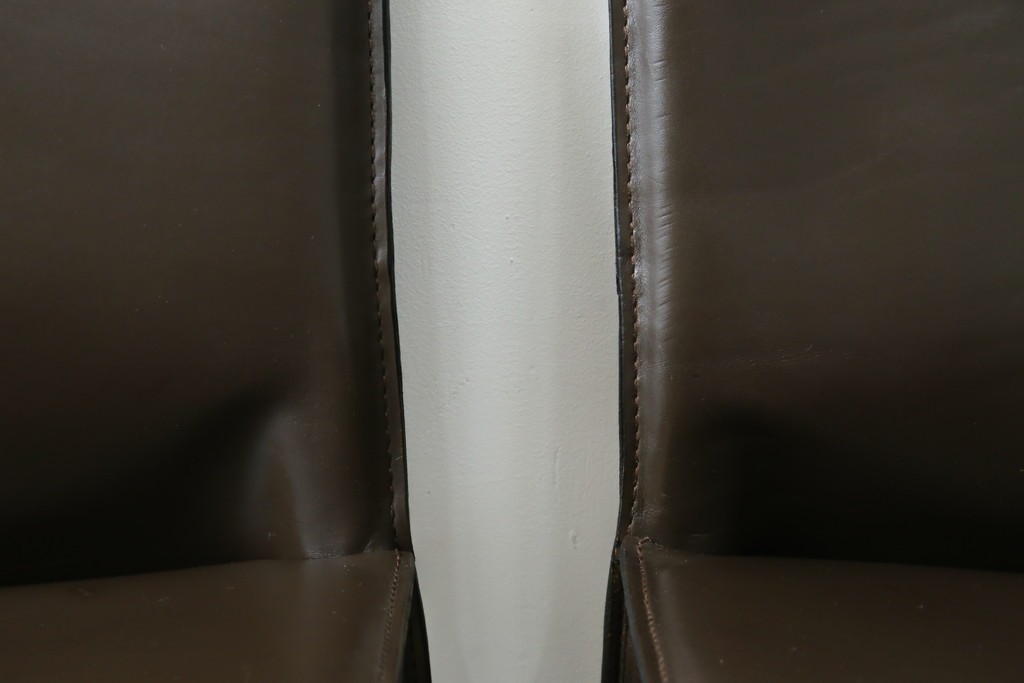 中古　Cassina(カッシーナ)　412　CAB　MARIO BELLINI(マリオベリーニ)　厚革製　背もたれのフィット感と抜群の座り心地が魅力!　シンプルモダンなアームレスチェア2脚　セット定価約52万8千円　(R-073994)