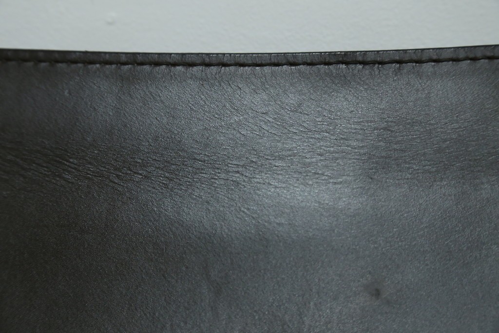 中古　Cassina(カッシーナ)　412　CAB　MARIO BELLINI(マリオベリーニ)　厚革製　背もたれのフィット感と抜群の座り心地が魅力!　シンプルモダンなアームレスチェア2脚　セット定価約52万8千円　(R-073994)