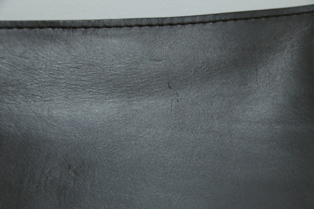 中古　Cassina(カッシーナ)　412　CAB　MARIO BELLINI(マリオベリーニ)　厚革製　背もたれのフィット感と抜群の座り心地が魅力!　シンプルモダンなアームレスチェア2脚　セット定価約52万8千円　(R-073994)