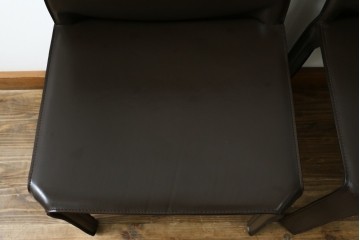 中古　Cassina(カッシーナ)　412　CAB　MARIO BELLINI(マリオベリーニ)　厚革製　背もたれのフィット感と抜群の座り心地が魅力!　シンプルモダンなアームレスチェア2脚　セット定価約52万8千円　(R-073994)