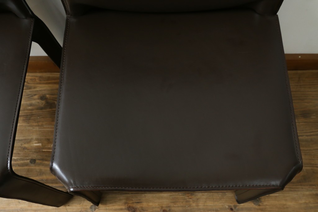 中古　Cassina(カッシーナ)　412　CAB　MARIO BELLINI(マリオベリーニ)　厚革製　背もたれのフィット感と抜群の座り心地が魅力!　シンプルモダンなアームレスチェア2脚　セット定価約52万8千円　(R-073994)