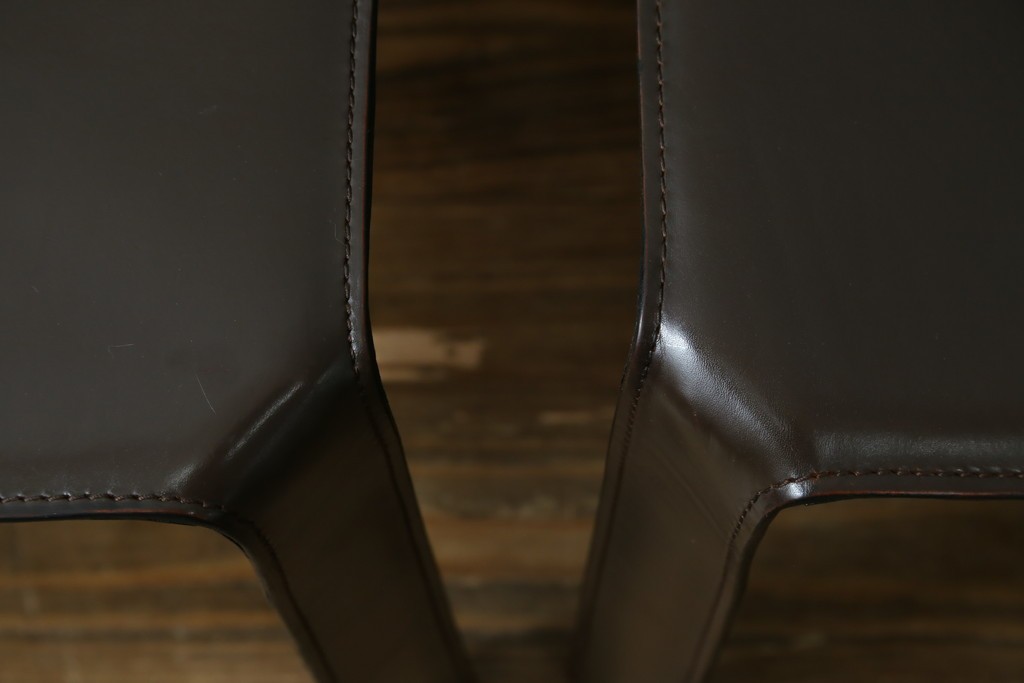 中古　Cassina(カッシーナ)　412　CAB　MARIO BELLINI(マリオベリーニ)　厚革製　背もたれのフィット感と抜群の座り心地が魅力!　シンプルモダンなアームレスチェア2脚　セット定価約52万8千円　(R-073994)