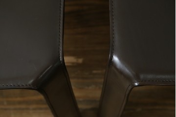 中古　Cassina(カッシーナ)　412　CAB　MARIO BELLINI(マリオベリーニ)　厚革製　背もたれのフィット感と抜群の座り心地が魅力!　シンプルモダンなアームレスチェア2脚　セット定価約52万8千円　(R-073994)