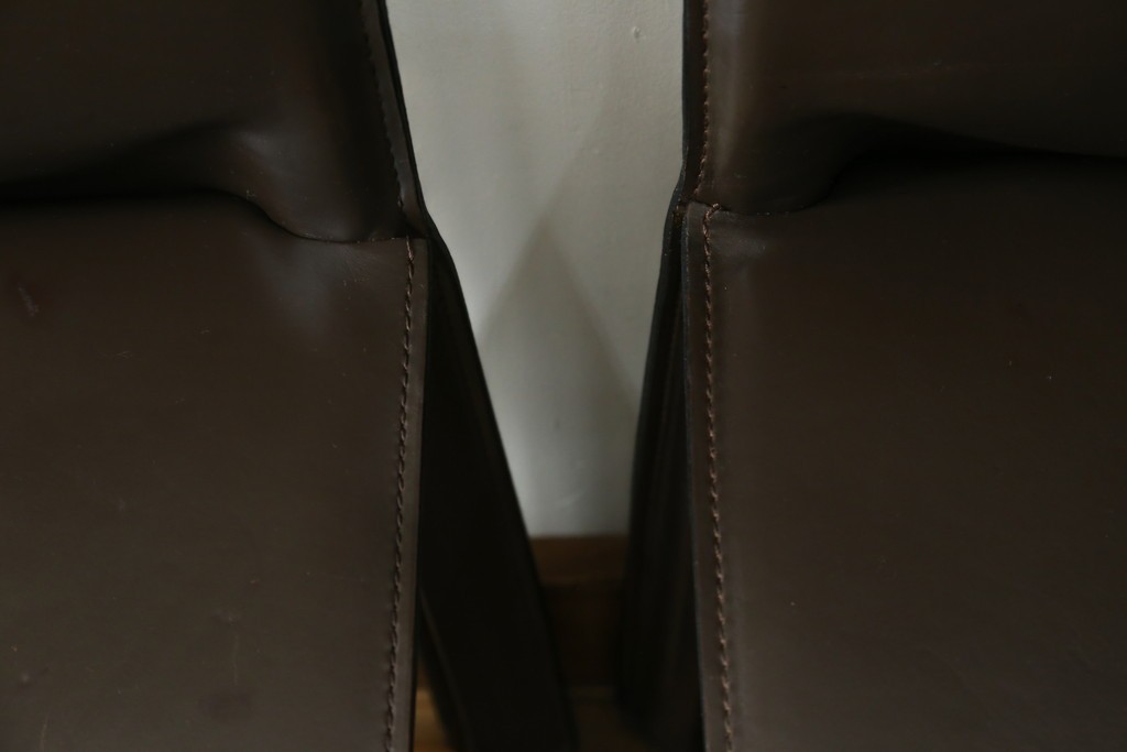 中古　Cassina(カッシーナ)　412　CAB　MARIO BELLINI(マリオベリーニ)　厚革製　背もたれのフィット感と抜群の座り心地が魅力!　シンプルモダンなアームレスチェア2脚　セット定価約52万8千円　(R-073994)
