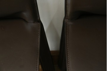 中古　Cassina(カッシーナ)　412　CAB　MARIO BELLINI(マリオベリーニ)　厚革製　背もたれのフィット感と抜群の座り心地が魅力!　シンプルモダンなアームレスチェア2脚　セット定価約52万8千円　(R-073994)