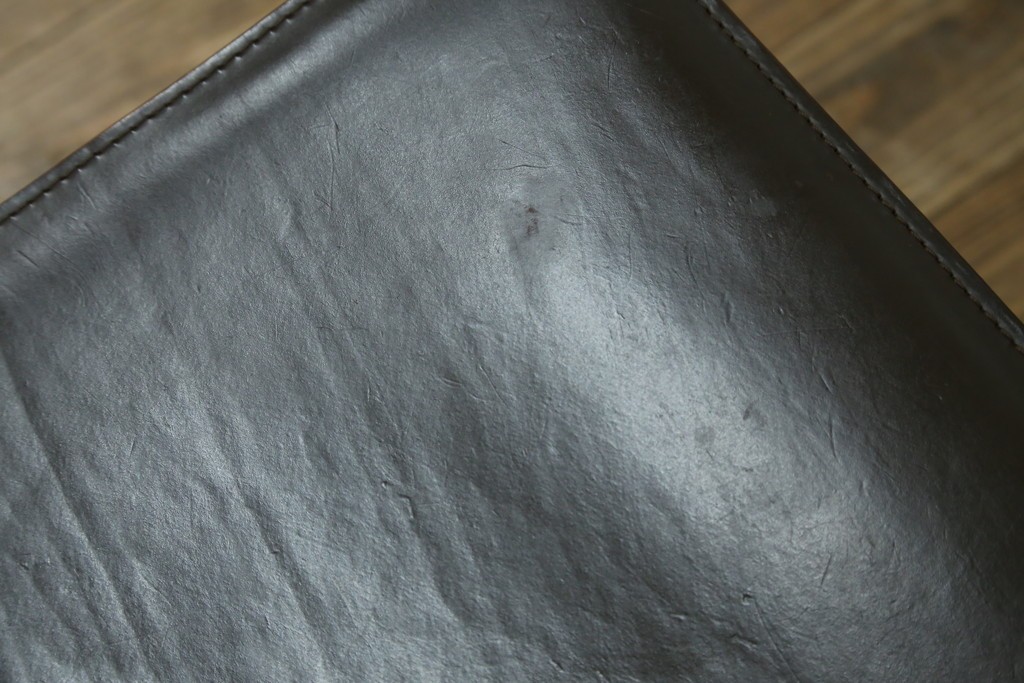 中古　Cassina(カッシーナ)　412　CAB　MARIO BELLINI(マリオベリーニ)　厚革製　背もたれのフィット感と抜群の座り心地が魅力!　シンプルモダンなアームレスチェア2脚　セット定価約52万8千円　(R-073994)