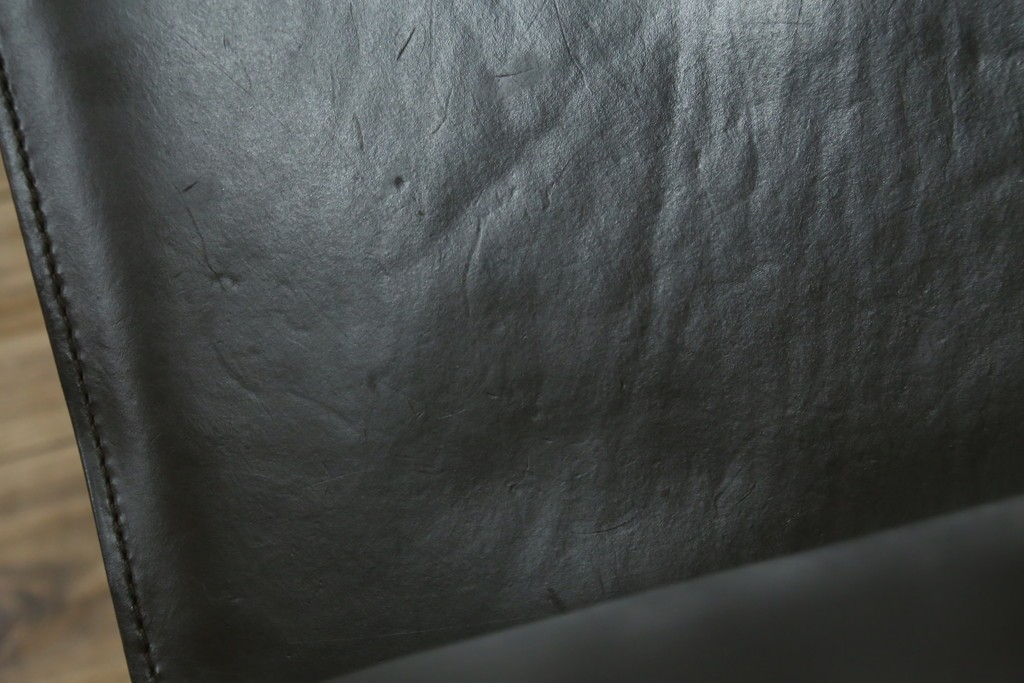 中古　Cassina(カッシーナ)　412　CAB　MARIO BELLINI(マリオベリーニ)　厚革製　背もたれのフィット感と抜群の座り心地が魅力!　シンプルモダンなアームレスチェア2脚　セット定価約52万8千円　(R-073994)