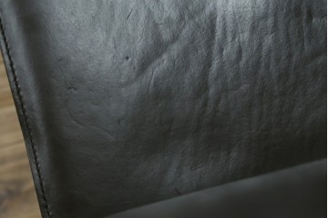 中古　Cassina(カッシーナ)　412　CAB　MARIO BELLINI(マリオベリーニ)　厚革製　背もたれのフィット感と抜群の座り心地が魅力!　シンプルモダンなアームレスチェア2脚　セット定価約52万8千円　(R-073994)