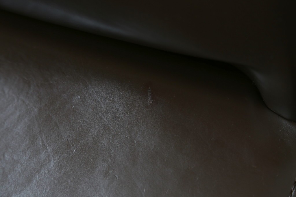 中古　Cassina(カッシーナ)　412　CAB　MARIO BELLINI(マリオベリーニ)　厚革製　背もたれのフィット感と抜群の座り心地が魅力!　シンプルモダンなアームレスチェア2脚　セット定価約52万8千円　(R-073994)