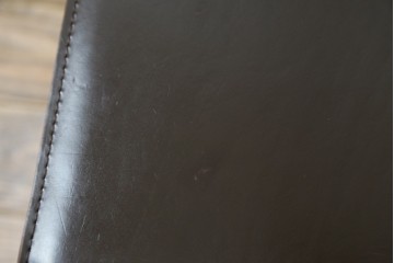 中古　Cassina(カッシーナ)　412　CAB　MARIO BELLINI(マリオベリーニ)　厚革製　背もたれのフィット感と抜群の座り心地が魅力!　シンプルモダンなアームレスチェア2脚　セット定価約52万8千円　(R-073994)