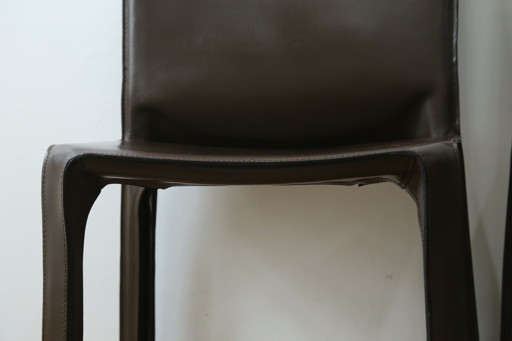中古　Cassina(カッシーナ)　412　CAB　MARIO BELLINI(マリオベリーニ)　厚革製　背もたれのフィット感と抜群の座り心地が魅力!　シンプルモダンなアームレスチェア2脚　セット定価約52万8千円　(R-073994)