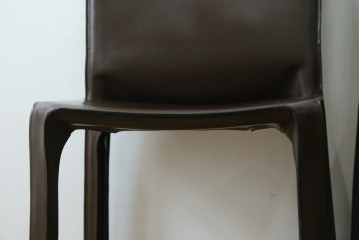 中古　Cassina(カッシーナ)　412　CAB　MARIO BELLINI(マリオベリーニ)　厚革製　背もたれのフィット感と抜群の座り心地が魅力!　シンプルモダンなアームレスチェア2脚　セット定価約52万8千円　(R-073994)