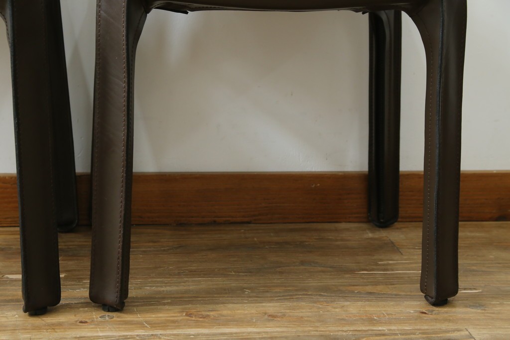 中古　Cassina(カッシーナ)　412　CAB　MARIO BELLINI(マリオベリーニ)　厚革製　背もたれのフィット感と抜群の座り心地が魅力!　シンプルモダンなアームレスチェア2脚　セット定価約52万8千円　(R-073994)