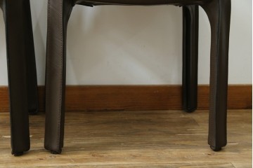 中古　Cassina(カッシーナ)　412　CAB　MARIO BELLINI(マリオベリーニ)　厚革製　背もたれのフィット感と抜群の座り心地が魅力!　シンプルモダンなアームレスチェア2脚　セット定価約52万8千円　(R-073994)