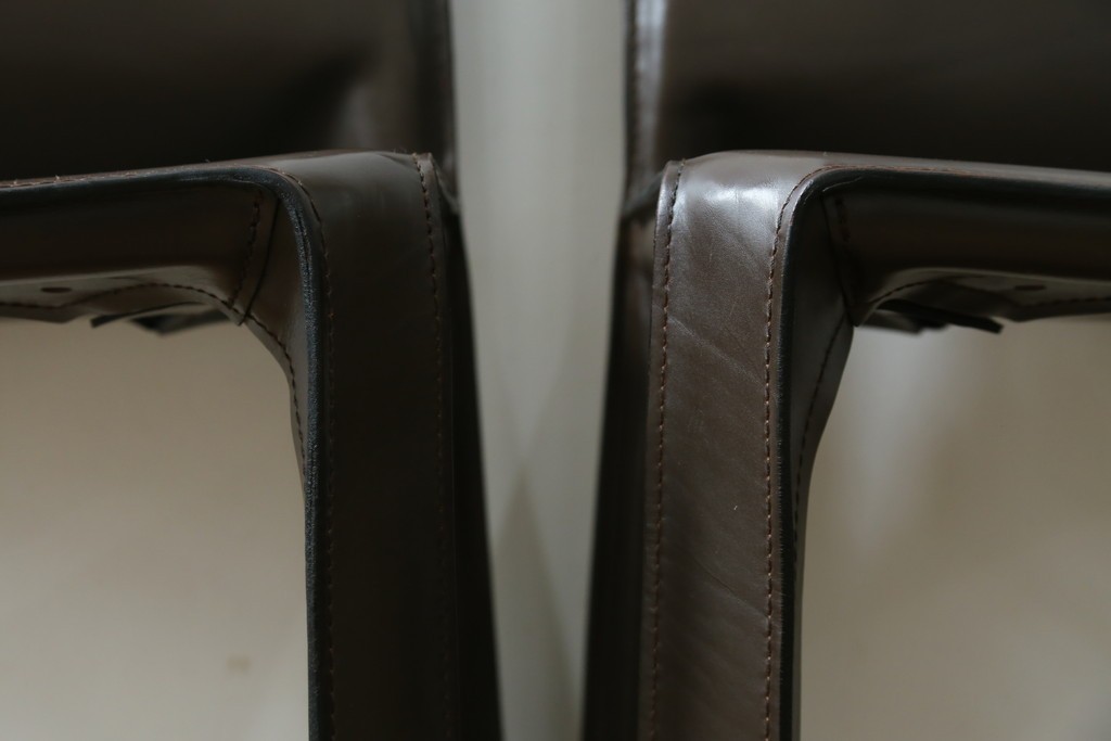 中古　Cassina(カッシーナ)　412　CAB　MARIO BELLINI(マリオベリーニ)　厚革製　背もたれのフィット感と抜群の座り心地が魅力!　シンプルモダンなアームレスチェア2脚　セット定価約52万8千円　(R-073994)
