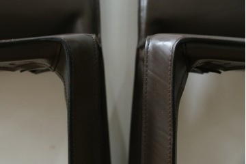 中古　Cassina(カッシーナ)　412　CAB　MARIO BELLINI(マリオベリーニ)　厚革製　背もたれのフィット感と抜群の座り心地が魅力!　シンプルモダンなアームレスチェア2脚　セット定価約52万8千円　(R-073994)