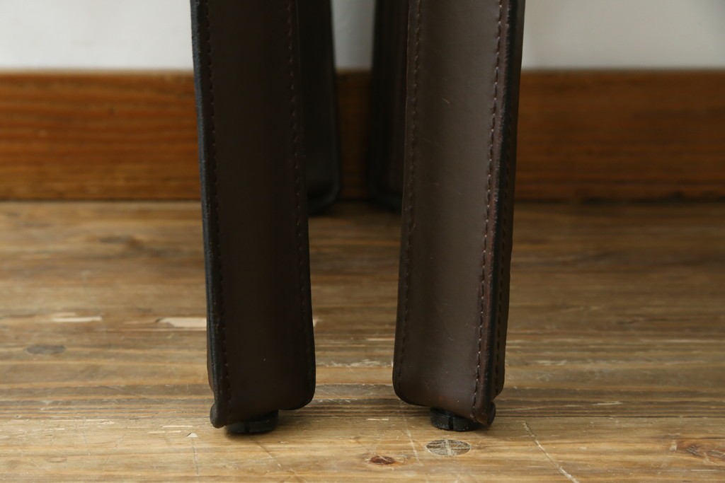 中古　Cassina(カッシーナ)　412　CAB　MARIO BELLINI(マリオベリーニ)　厚革製　背もたれのフィット感と抜群の座り心地が魅力!　シンプルモダンなアームレスチェア2脚　セット定価約52万8千円　(R-073994)