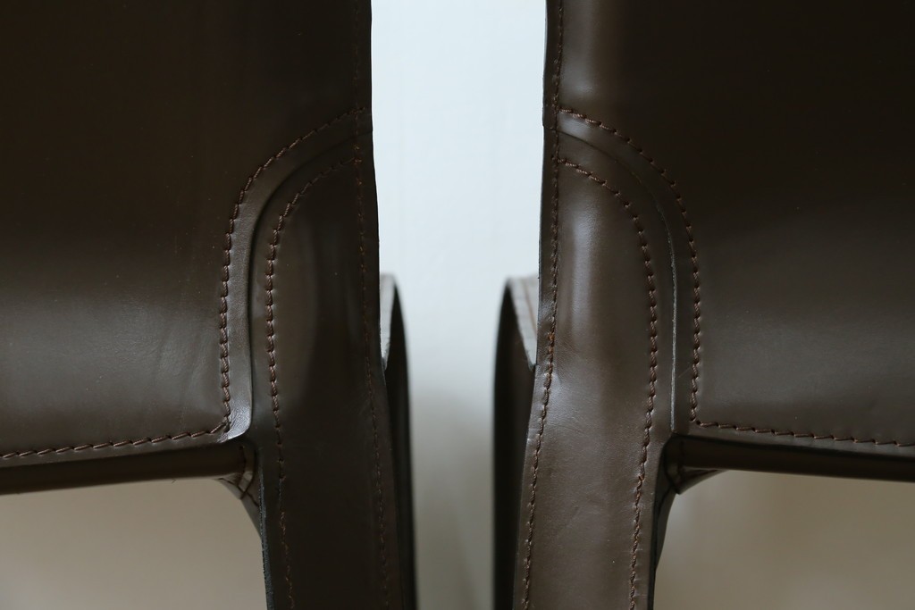 中古　Cassina(カッシーナ)　412　CAB　MARIO BELLINI(マリオベリーニ)　厚革製　背もたれのフィット感と抜群の座り心地が魅力!　シンプルモダンなアームレスチェア2脚　セット定価約52万8千円　(R-073994)