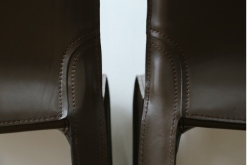 中古　Cassina(カッシーナ)　412　CAB　MARIO BELLINI(マリオベリーニ)　厚革製　背もたれのフィット感と抜群の座り心地が魅力!　シンプルモダンなアームレスチェア2脚　セット定価約52万8千円　(R-073994)