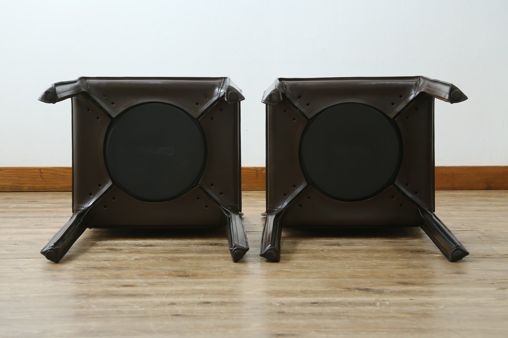 中古　Cassina(カッシーナ)　412　CAB　MARIO BELLINI(マリオベリーニ)　厚革製　背もたれのフィット感と抜群の座り心地が魅力!　シンプルモダンなアームレスチェア2脚　セット定価約52万8千円　(R-073994)