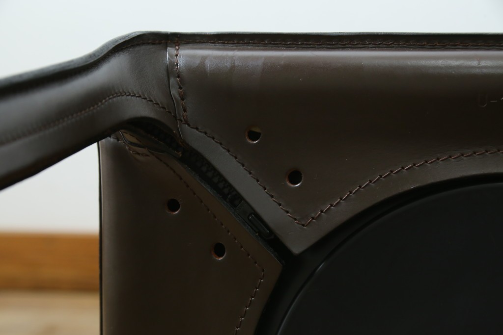 中古　Cassina(カッシーナ)　412　CAB　MARIO BELLINI(マリオベリーニ)　厚革製　背もたれのフィット感と抜群の座り心地が魅力!　シンプルモダンなアームレスチェア2脚　セット定価約52万8千円　(R-073994)