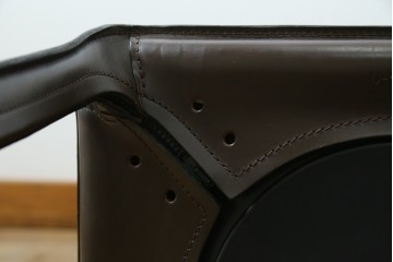 中古　Cassina(カッシーナ)　412　CAB　MARIO BELLINI(マリオベリーニ)　厚革製　背もたれのフィット感と抜群の座り心地が魅力!　シンプルモダンなアームレスチェア2脚　セット定価約52万8千円　(R-073994)