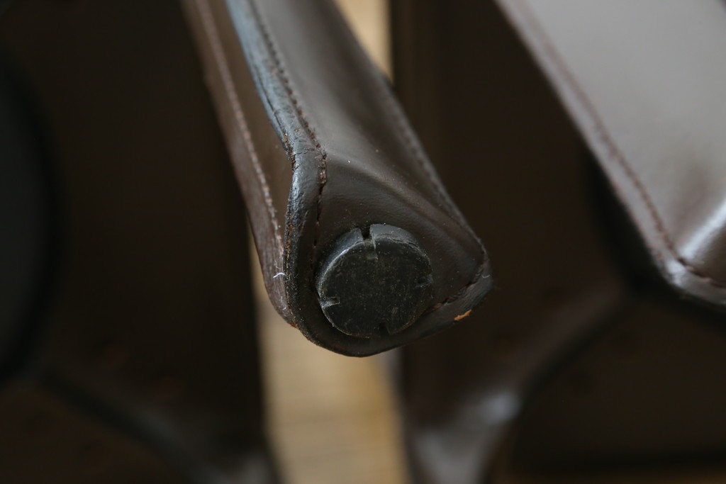 中古　Cassina(カッシーナ)　412　CAB　MARIO BELLINI(マリオベリーニ)　厚革製　背もたれのフィット感と抜群の座り心地が魅力!　シンプルモダンなアームレスチェア2脚　セット定価約52万8千円　(R-073994)