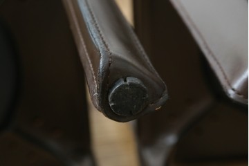 中古　Cassina(カッシーナ)　412　CAB　MARIO BELLINI(マリオベリーニ)　厚革製　背もたれのフィット感と抜群の座り心地が魅力!　シンプルモダンなアームレスチェア2脚　セット定価約52万8千円　(R-073994)