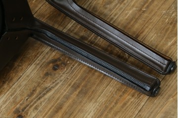 中古　Cassina(カッシーナ)　412　CAB　MARIO BELLINI(マリオベリーニ)　厚革製　背もたれのフィット感と抜群の座り心地が魅力!　シンプルモダンなアームレスチェア2脚　セット定価約52万8千円　(R-073994)