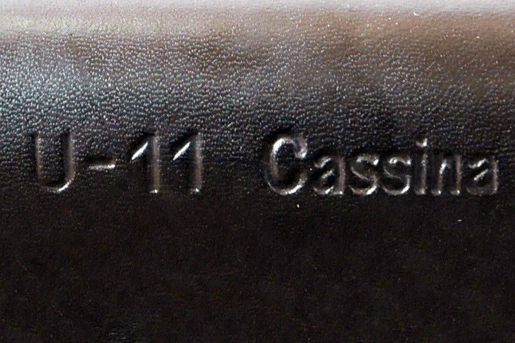 中古　Cassina(カッシーナ)　412　CAB　MARIO BELLINI(マリオベリーニ)　厚革製　背もたれのフィット感と抜群の座り心地が魅力!　シンプルモダンなアームレスチェア2脚　セット定価約52万8千円　(R-073994)