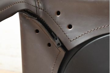 中古　Cassina(カッシーナ)　412　CAB(キャブ)　MARIO BELLINI(マリオベリーニ)　シンプルモダンな空間づくりに活躍するアームレスチェア2脚セット(ダイニングチェア、椅子、イス)(定価2脚で約52万8千円)(R-073997)