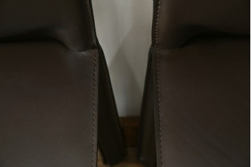 中古　Cassina(カッシーナ)　412　CAB　MARIO BELLINI(マリオベリーニ)　厚革製　背もたれのフィット感と抜群の座り心地が魅力!　シンプルモダンなアームレスチェア2脚　セット定価約52万8千円相当　(R-073997)