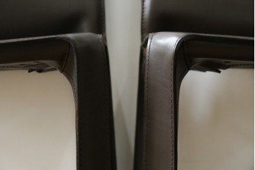 中古　Cassina(カッシーナ)　412　CAB　MARIO BELLINI(マリオベリーニ)　厚革製　背もたれのフィット感と抜群の座り心地が魅力!　シンプルモダンなアームレスチェア2脚　セット定価約52万8千円相当　(R-073997)