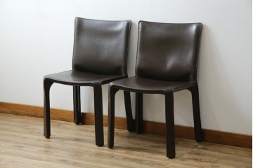 中古　Cassina(カッシーナ)　412　CAB　MARIO BELLINI(マリオベリーニ)　厚革製　背もたれのフィット感と抜群の座り心地が魅力!　シンプルモダンなアームレスチェア2脚　セット定価約52万8千円相当　(R-073997)