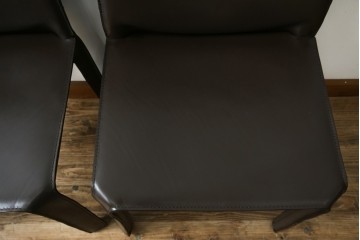 中古　Cassina(カッシーナ)　412　CAB　MARIO BELLINI(マリオベリーニ)　厚革製　背もたれのフィット感と抜群の座り心地が魅力!　シンプルモダンなアームレスチェア2脚　セット定価約52万8千円相当　(R-073997)
