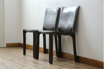 中古　Cassina(カッシーナ)　412　CAB　MARIO BELLINI(マリオベリーニ)　厚革製　背もたれのフィット感と抜群の座り心地が魅力!　シンプルモダンなアームレスチェア2脚　セット定価約52万8千円相当　(R-073997)