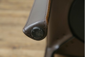 中古　Cassina(カッシーナ)　412　CAB　MARIO BELLINI(マリオベリーニ)　厚革製　背もたれのフィット感と抜群の座り心地が魅力!　シンプルモダンなアームレスチェア2脚　セット定価約52万8千円相当　(R-073997)