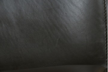 中古　Cassina(カッシーナ)　412　CAB　MARIO BELLINI(マリオベリーニ)　厚革製　背もたれのフィット感と抜群の座り心地が魅力!　シンプルモダンなアームレスチェア2脚　セット定価約52万8千円相当　(R-073997)