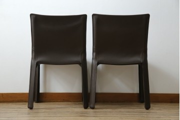 中古　Cassina(カッシーナ)　412　CAB　MARIO BELLINI(マリオベリーニ)　厚革製　背もたれのフィット感と抜群の座り心地が魅力!　シンプルモダンなアームレスチェア2脚　セット定価約52万8千円相当　(R-073997)