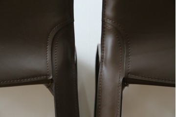 中古　Cassina(カッシーナ)　412　CAB　MARIO BELLINI(マリオベリーニ)　厚革製　背もたれのフィット感と抜群の座り心地が魅力!　シンプルモダンなアームレスチェア2脚　セット定価約52万8千円相当　(R-073997)