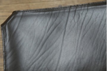 中古　Cassina(カッシーナ)　412　CAB　MARIO BELLINI(マリオベリーニ)　厚革製　背もたれのフィット感と抜群の座り心地が魅力!　シンプルモダンなアームレスチェア2脚　セット定価約52万8千円相当　(R-073997)