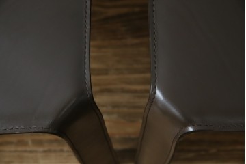 中古　Cassina(カッシーナ)　412　CAB　MARIO BELLINI(マリオベリーニ)　厚革製　背もたれのフィット感と抜群の座り心地が魅力!　シンプルモダンなアームレスチェア2脚　セット定価約52万8千円相当　(R-073997)