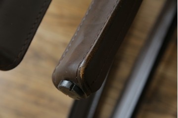 中古　Cassina(カッシーナ)　412　CAB　MARIO BELLINI(マリオベリーニ)　厚革製　背もたれのフィット感と抜群の座り心地が魅力!　シンプルモダンなアームレスチェア2脚　セット定価約52万8千円相当　(R-073997)