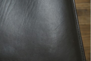 中古　Cassina(カッシーナ)　412　CAB　MARIO BELLINI(マリオベリーニ)　厚革製　背もたれのフィット感と抜群の座り心地が魅力!　シンプルモダンなアームレスチェア2脚　セット定価約52万8千円相当　(R-073997)