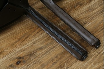 中古　Cassina(カッシーナ)　412　CAB　MARIO BELLINI(マリオベリーニ)　厚革製　背もたれのフィット感と抜群の座り心地が魅力!　シンプルモダンなアームレスチェア2脚　セット定価約52万8千円相当　(R-073997)