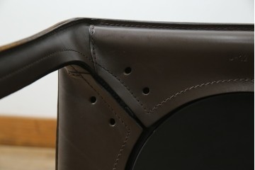 中古　Cassina(カッシーナ)　412　CAB　MARIO BELLINI(マリオベリーニ)　厚革製　背もたれのフィット感と抜群の座り心地が魅力!　シンプルモダンなアームレスチェア2脚　セット定価約52万8千円相当　(R-073997)