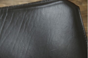 中古　Cassina(カッシーナ)　412　CAB　MARIO BELLINI(マリオベリーニ)　厚革製　背もたれのフィット感と抜群の座り心地が魅力!　シンプルモダンなアームレスチェア2脚　セット定価約52万8千円相当　(R-073997)