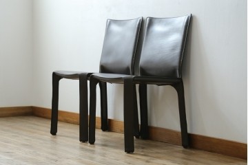 中古　Cassina(カッシーナ)　412　CAB　MARIO BELLINI(マリオベリーニ)　厚革製　背もたれのフィット感と抜群の座り心地が魅力!　シンプルモダンなアームレスチェア2脚　セット定価約52万8千円　(R-073998)