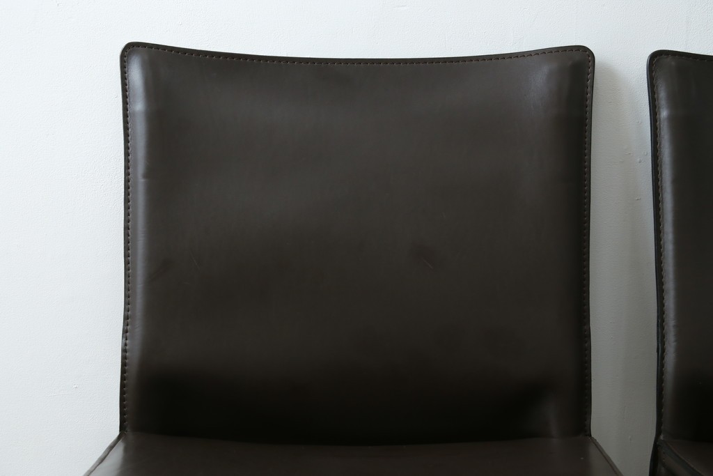中古　Cassina(カッシーナ)　412　CAB　MARIO BELLINI(マリオベリーニ)　厚革製　背もたれのフィット感と抜群の座り心地が魅力!　シンプルモダンなアームレスチェア2脚　セット定価約52万8千円　(R-073998)